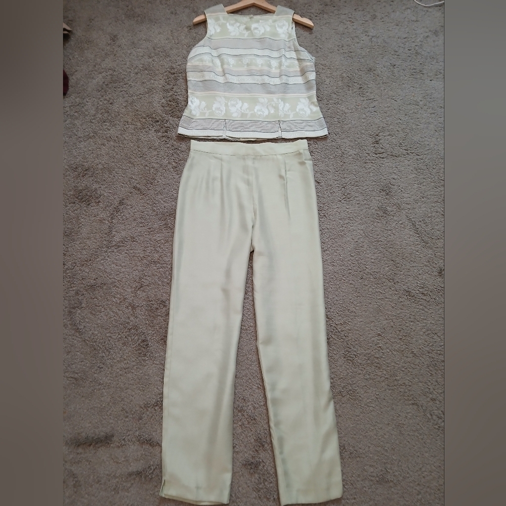 Elegant Women's Green Pantsuit - Picture 2 of 11